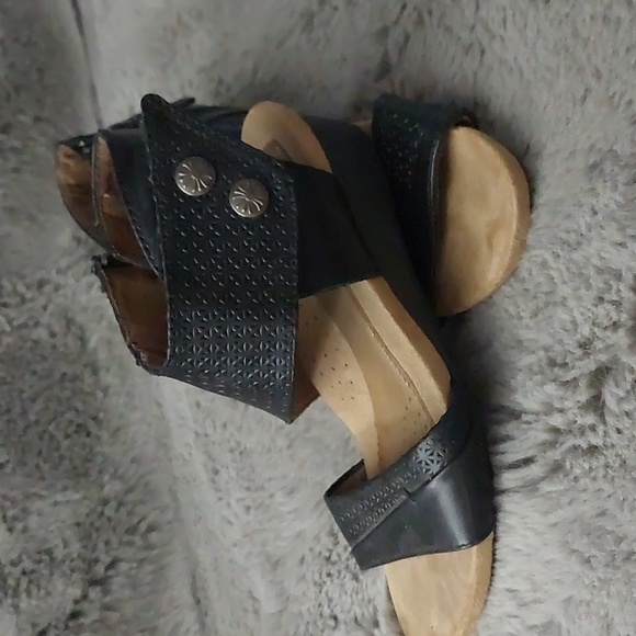 Sandle - Picture 2 of 4